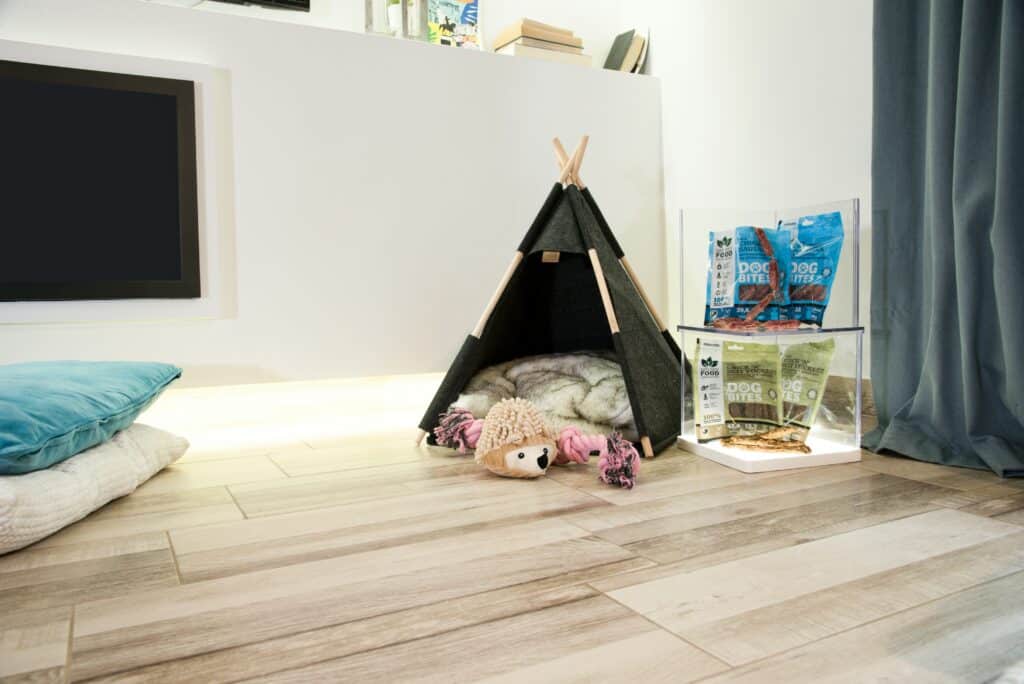 Uma tenda aconchegante para animais de estimação com brinquedos e guloseimas - descubra Cómo preparar un espacio de descanso para tu mascota
